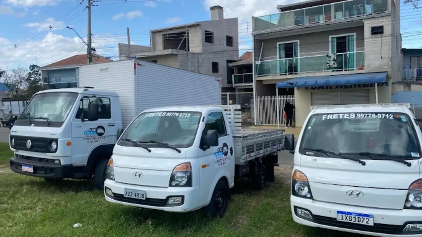 Caminhão de mudanças OMC Fretes em Curitiba